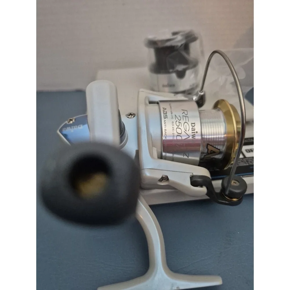 DAIWA REGAL Z 2500IA FISHING REEL SPINNING REEL NEW with box‎ and extra reel